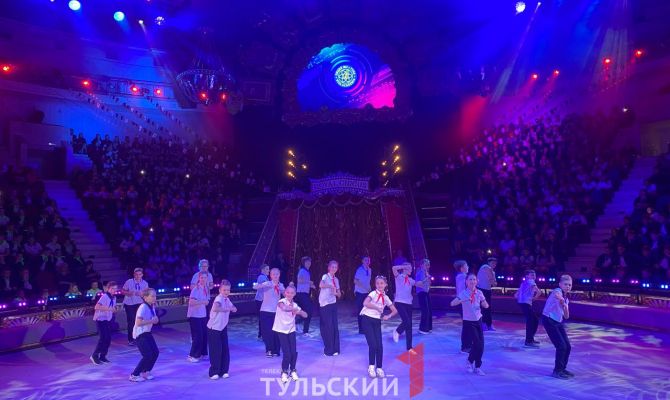 Ученики и педагоги тульского лицея №2 устроили флешмоб на арене цирка