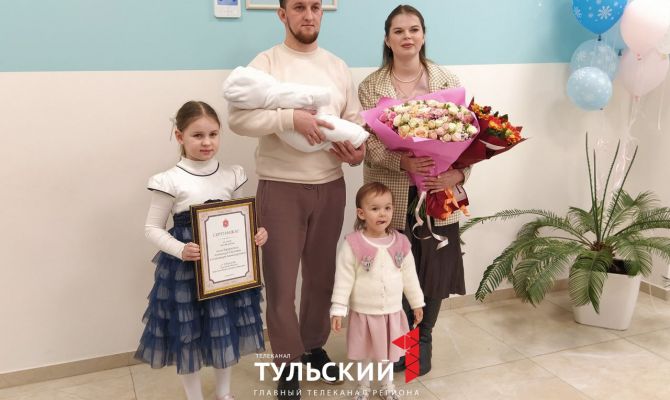 В Туле боец СВО приехал в отпуск с передовой на выписку жены с ребенком из роддома
