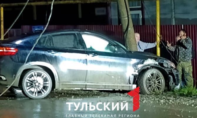 На улице Карла Маркса в Туле автомобиль врезался в столб