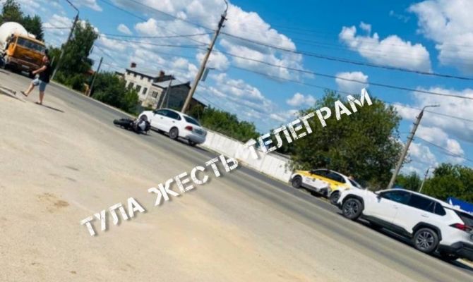Мотоциклист попал в больницу после ДТП на улице Чмутова в Туле