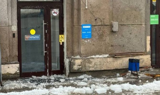 На улице 9 мая в Туле с крыши рядом с аптекой упала наледь