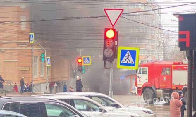 В Туле на улице Октябрьской загорелся автомобиль