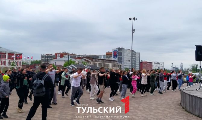 Мастер спорта по кикбоксингу провел массовую зарядку на Казанской набережной в Туле