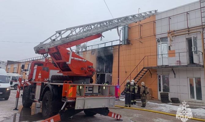 В Новомосковске загорелся Шинный центр: пострадали 4 человека