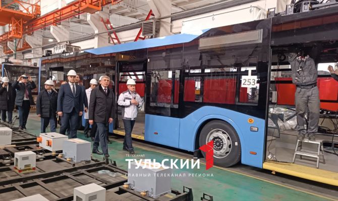 Дмитрию Миляеву в Челябинске показали цеха, где с нуля собирают троллейбусы и электробусы