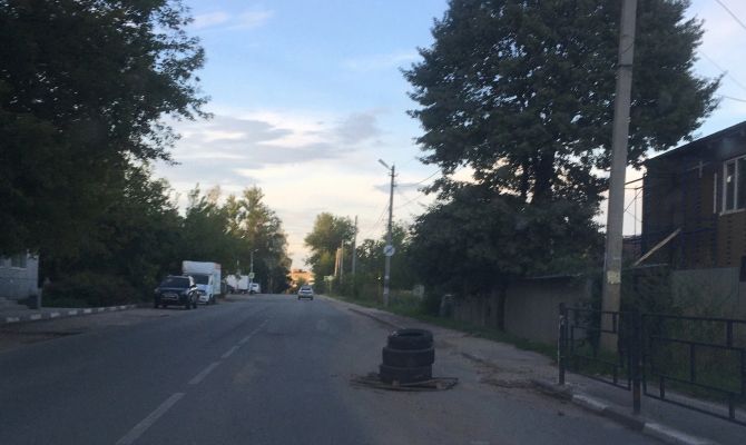 В Алексине в дорожном колодце возвели "пирамиду" из покрышек