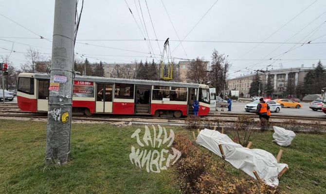 На проспекте Ленина в Туле трамвай сошел с рельсов