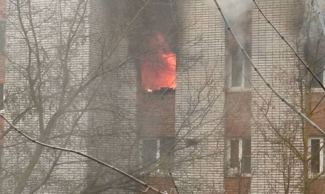 В Туле на 18-м проезде Мясново горит квартира в многоквартирном доме