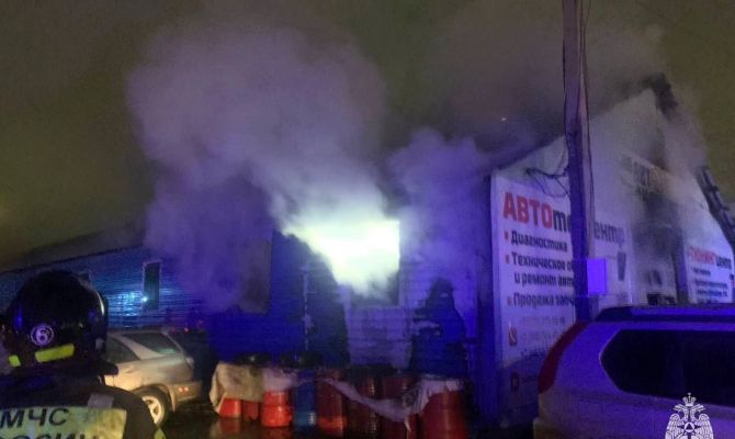 В Туле загорелся автосервис на улице Сызранской