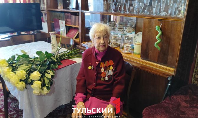 Труженицу тыла из Тулы поздравили со 100-летним юбилеем