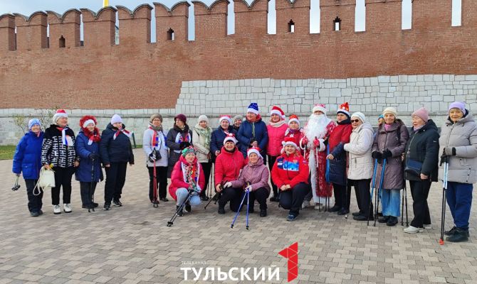 На Казанской набережной в Туле прошел парад Дедов Морозов