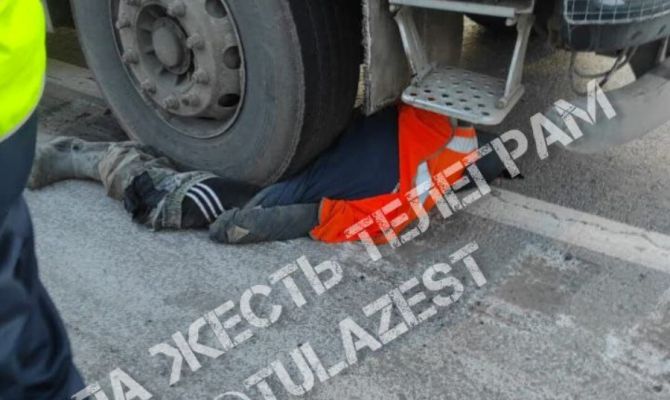 На трассе М-2 "Крым" в Тульской области дорожный рабочий попал под колеса самосвала