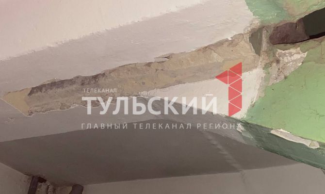 Потолок обвалился в подъезде дома на улице Серебровской в Туле