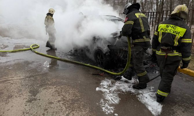 В Туле на улице Михеева загорелся автомобиль