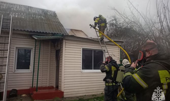 В тульском селе Маслово загорелся частный жилой дом