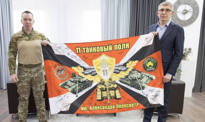 Танкист из зоны СВО подарил Дмитрию Миляеву флаг своего подразделения