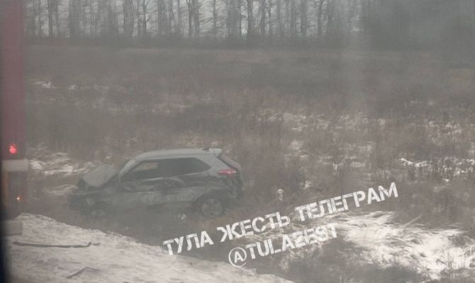 На Калужском шоссе в Туле кроссовер улетел в кювет