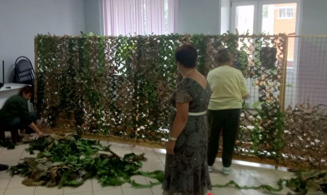 Жительницы поселка Заокский сплели больше 2 км маскировочных сетей для бойцов СВО