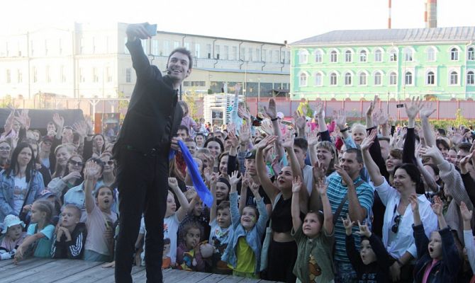 На Казанской набережной в Туле стартовал юбилейный сезон проекта «Газон»