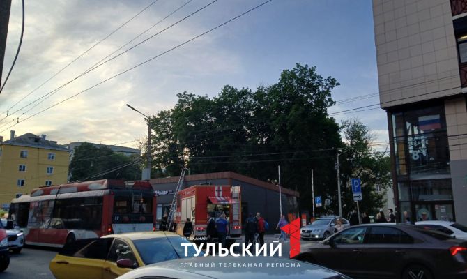 На улице 9 Мая в Туле загорелся пивной магазин