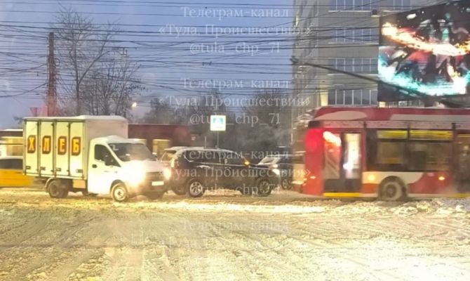Две полосы в сторону центра на проспекте Ленина перекрыты из-за ДТП