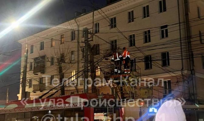 Улица Октябрьская в Туле встала в пробке из-за обрыва проводов