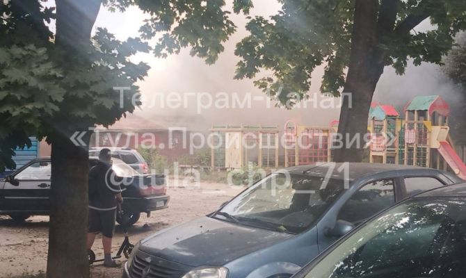 В Киреевске загорелись заброшенные гаражи