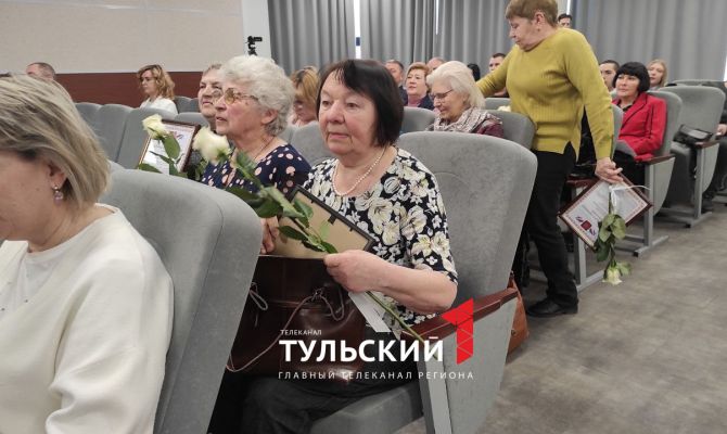 Тулякам вручили юбилейные медали Победы и знаки почётного гражданина