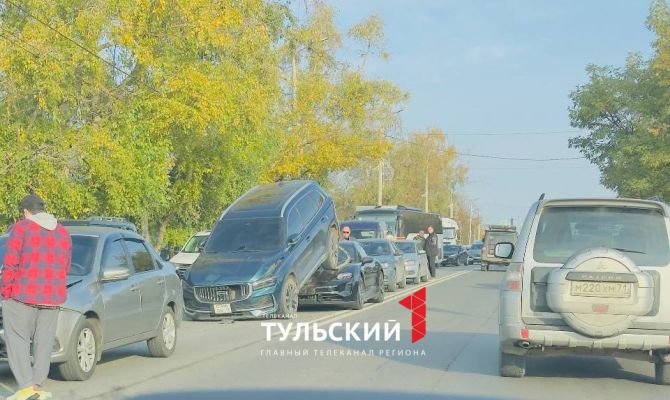 На Московском шоссе кроссовер и суперкар сложились "пирамидкой"