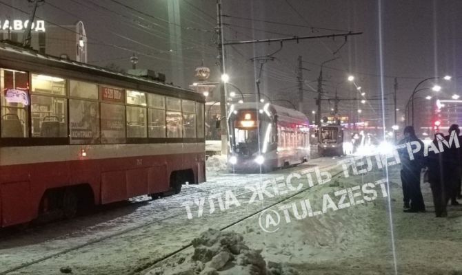 На улице Мосина в Туле встали трамваи