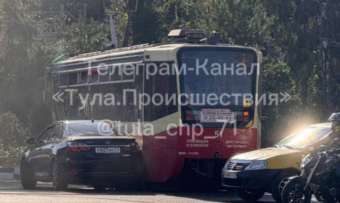 Трамвай сошел с рельсов на перекрестке Болдина и проспекта Ленина в Туле