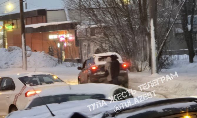 Автомобилисты в Туле блокируют движение трамваев