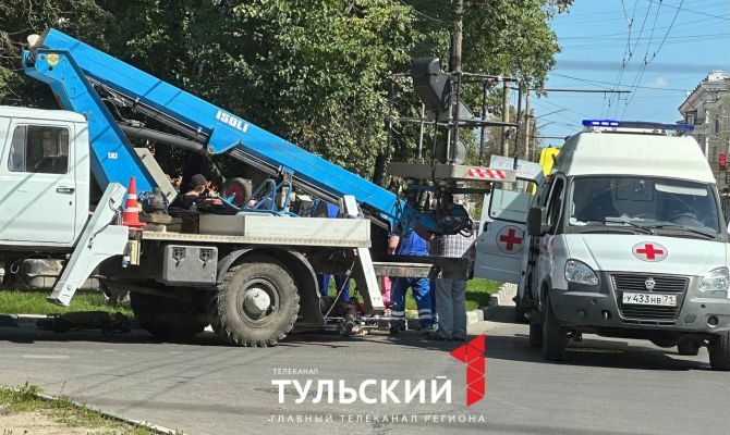 На улице Первомайской в Туле автовышка наехала на самокатчика (18+)
