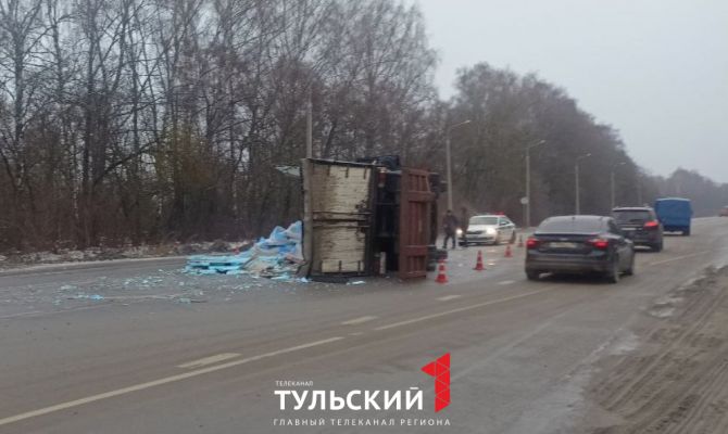 Под Киреевском перевернулся грузовик с мясом