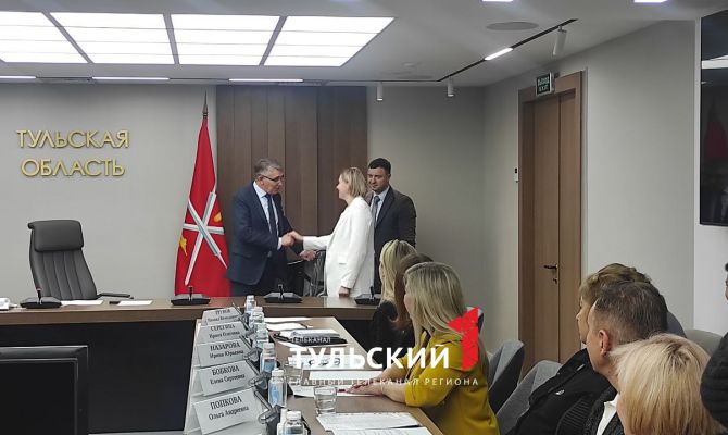 Дмитрий Миляев подарил спортивный инвентарь детской команде по следж-хоккею