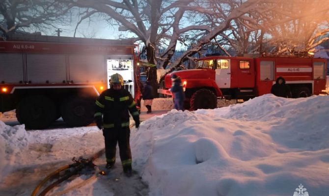 Спасатели Тульской области потушили автомобиль и мусор в жилом доме за сутки