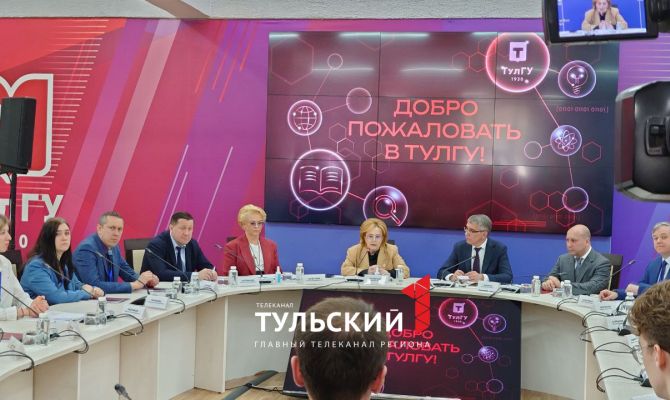 Вероника Скворцова оценила инновационный антисептик тульских ученых