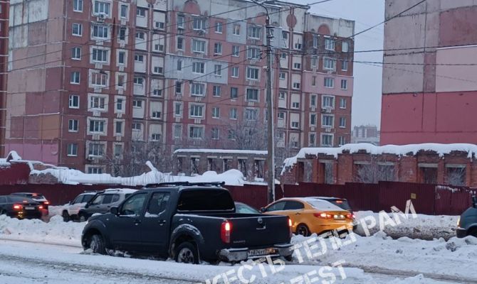 На улице Металлургов в Туле застрал внедорожник на трамвайных путях