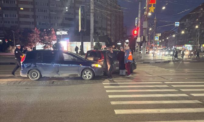 В центре Тулы произошло ДТП с участием двух автомобилей