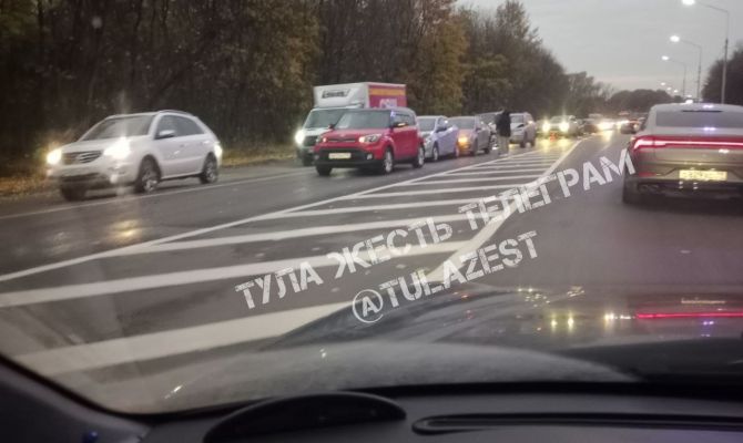 В Туле на Новомосковском шоссе столкнулись 4 автомобиля