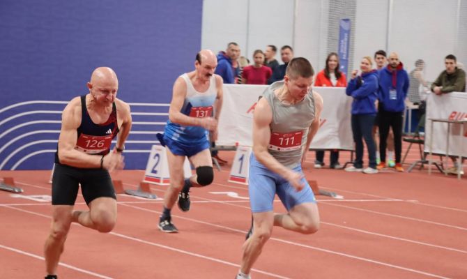 73-летний бегун в Туле вышел на старт турнира "Первая дорожка"