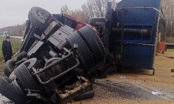 Под Тулой на трассе М-4 водитель большегруза погиб в ДТП
