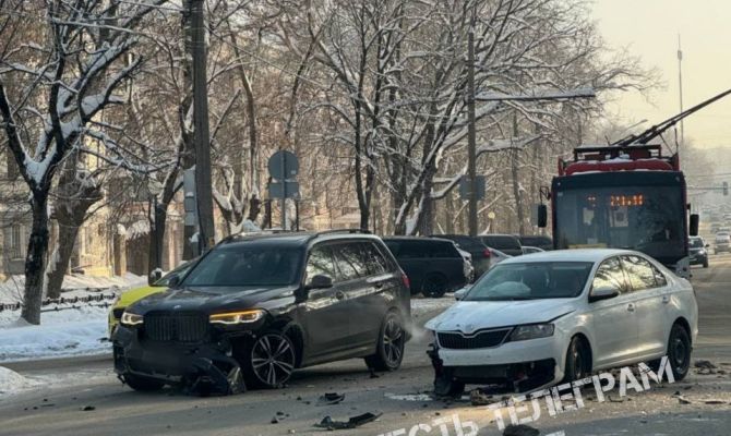 На улице Первомайской в Туле столкнулись BMW и Skoda