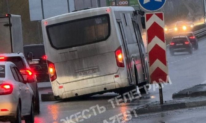 В Туле на улице Рязанской автобус 10л потерял колесо
