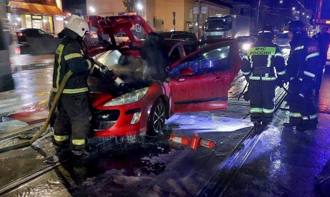 За сутки тульские спасатели потушили два автомобиля и кафе