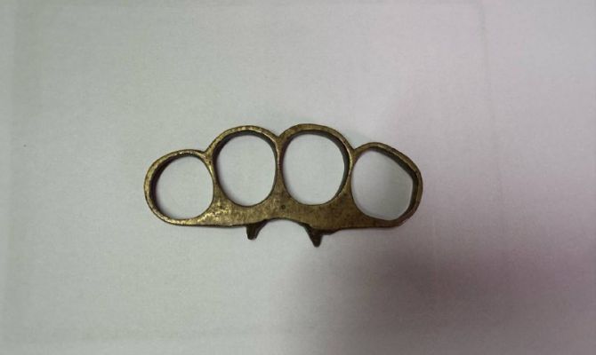 16-летний туляк попытался пронести в здание суда кастет