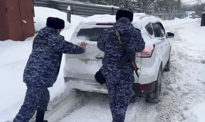 Тульские росгвардейцы помогли водителям во время снегопада