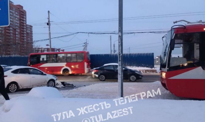 В пятницу утром сразу на двух улицах Тулы остановлено движение трамваев