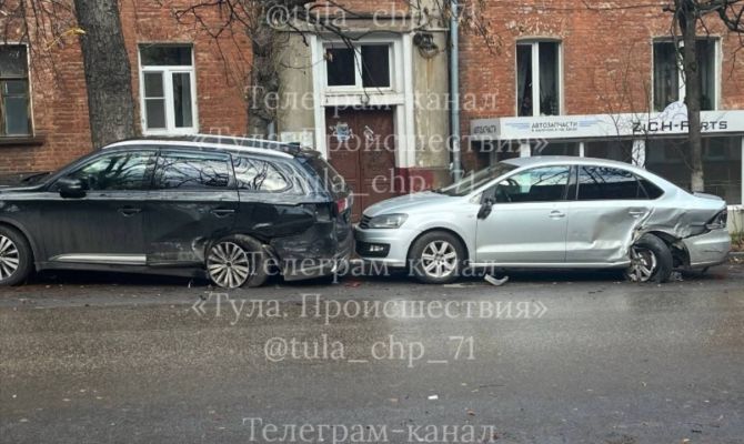 Ночью в Туле водитель протаранил четыре автомобиля