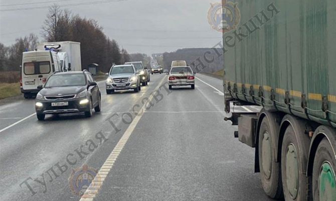 Под Тулой потоком воздуха от фуры пешехода сбило на дороге 